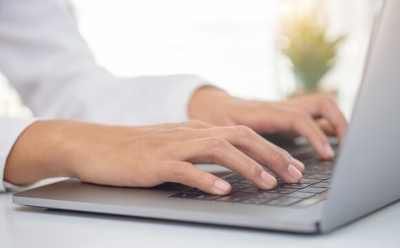 woman hands on keyboard