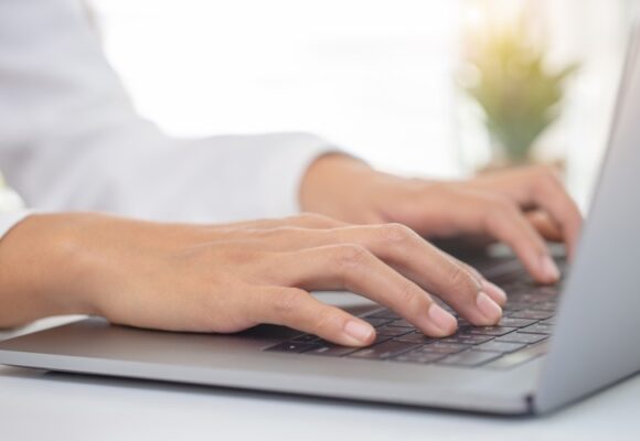 woman hands on keyboard