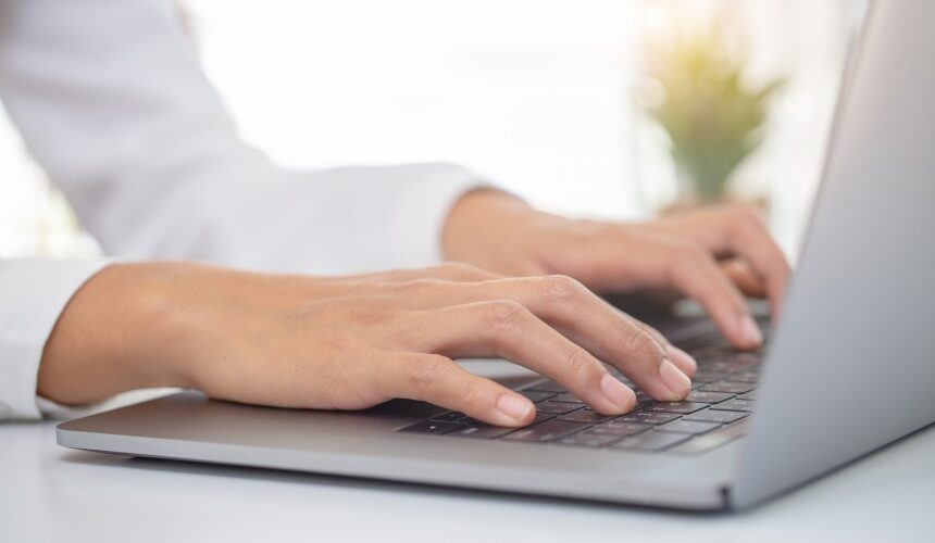 woman hands on keyboard